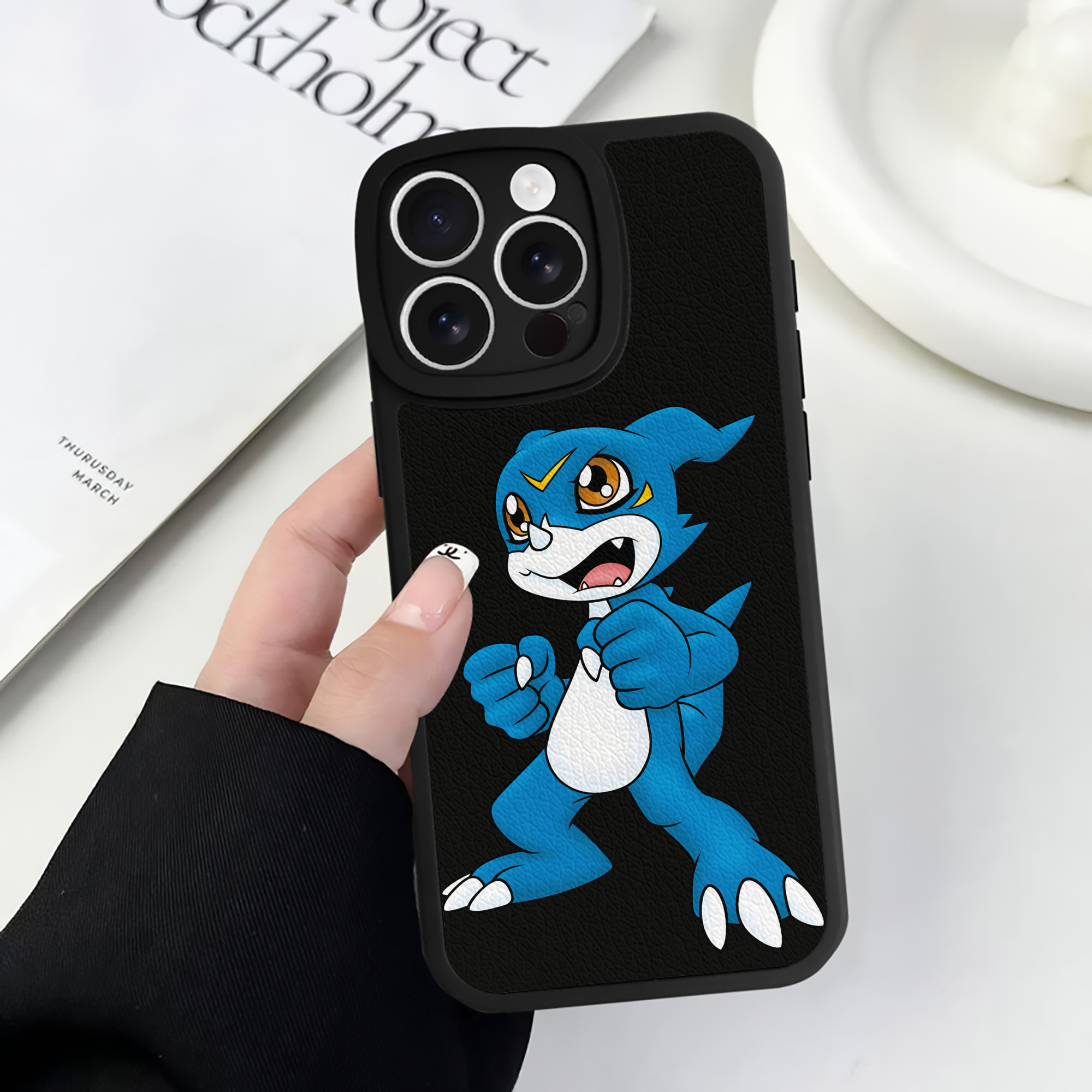 （画像用） Digimon デジタルモンスター/デジモン 【iPhone 16シリーズ対応】シリコンスマホケース（レザー調） 材質：シリコン